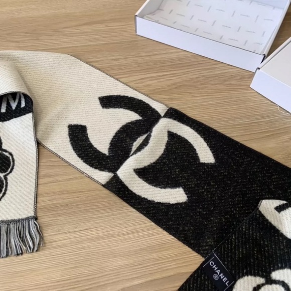 Chanel Metiers d’Art Show MCR scarf - Picture 2 of 9